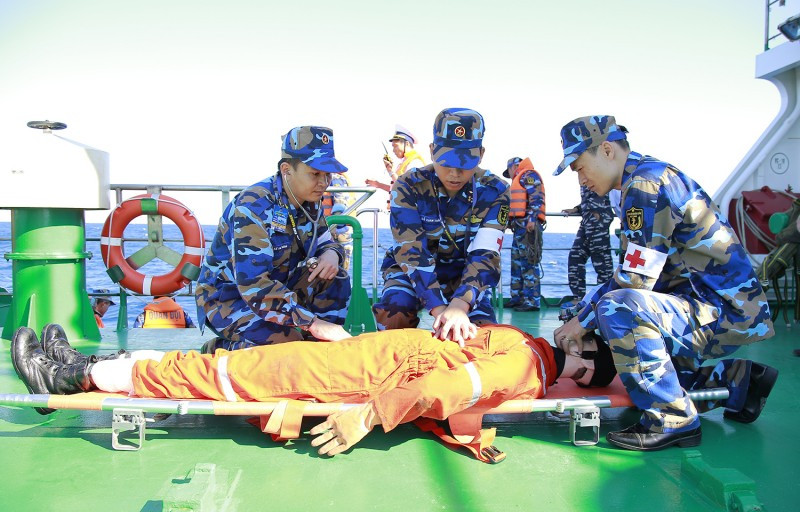 Tổ quân y thực hành nội dung cấp cứu người bị nạn trong diễn tập