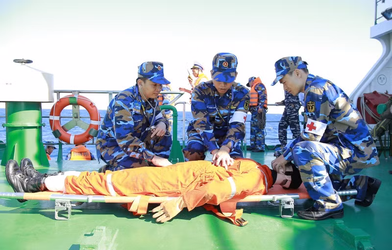 Tổ quân y thực hành nội dung cấp cứu người bị nạn trong diễn tập