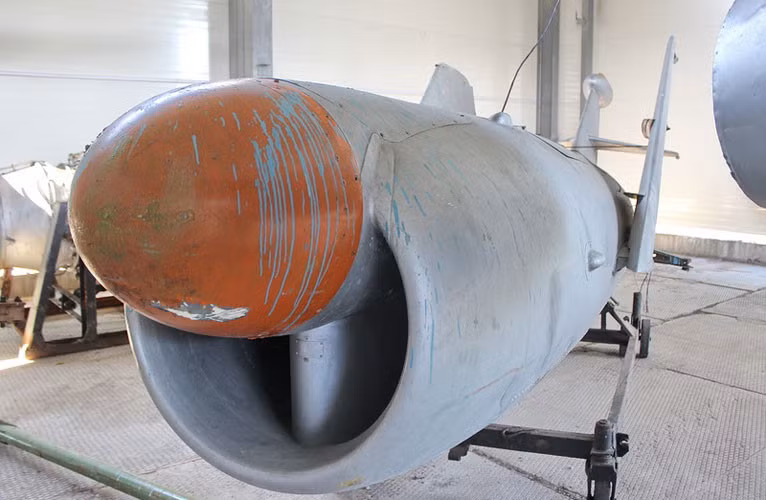 KS-1 Komet các phiên bản ban đầu sử dụng hệ thống dẫn đường quán tính, điều này khiến cho nó có độ chính xác không cao. Tuy nhiên tới các phiên bản cải tiến sau này, Kornet đã được trang bị hệ thống dẫn đường radar chủ động, nâng độ chính xác của nó lên tới nhiều lần. Nguồn ảnh: Pinterest.