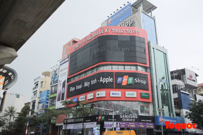 Tổ chức doanh nghiệp, cá nhân vì mục đích kinh doanh, lợi nhuận, mặc dù đã được hướng dẫn, nhắc nhở, ký cam kết, nhưng vẫn cố tình không chấp hành, thực hiện các hành vi vi phạm về hoạt động viết, đặt biển hiệu. Tên thương hiệu xuất hiện chiếm phần lớn diện tích biển hiệu. có những biển hiệu ước tính khoảng 100m 2, thậm chí gần 200m 2.