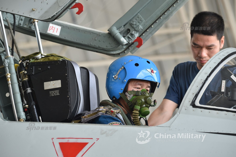 Phía Trung Quốc từng nhiều lần tuyên bố, hệ thống hỗ trợ sự sống mà cụ thể là hệ thống cung cấp và thu hồi ô-xy do nước này tự phát triển trên chiến đấu cơ J-11 là tối ưu hơn nhiều so với hệ thống nguyên bản được phát triển bởi Liên Xô. Nguồn ảnh: Chinamilitary.