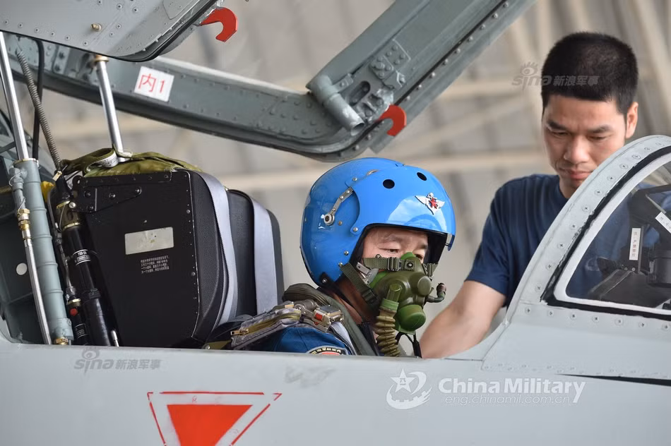 Phía Trung Quốc từng nhiều lần tuyên bố, hệ thống hỗ trợ sự sống mà cụ thể là hệ thống cung cấp và thu hồi ô-xy do nước này tự phát triển trên chiến đấu cơ J-11 là tối ưu hơn nhiều so với hệ thống nguyên bản được phát triển bởi Liên Xô. Nguồn ảnh: Chinamilitary.