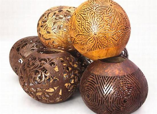 Đèn lồng làm từ vỏ trái dừa.