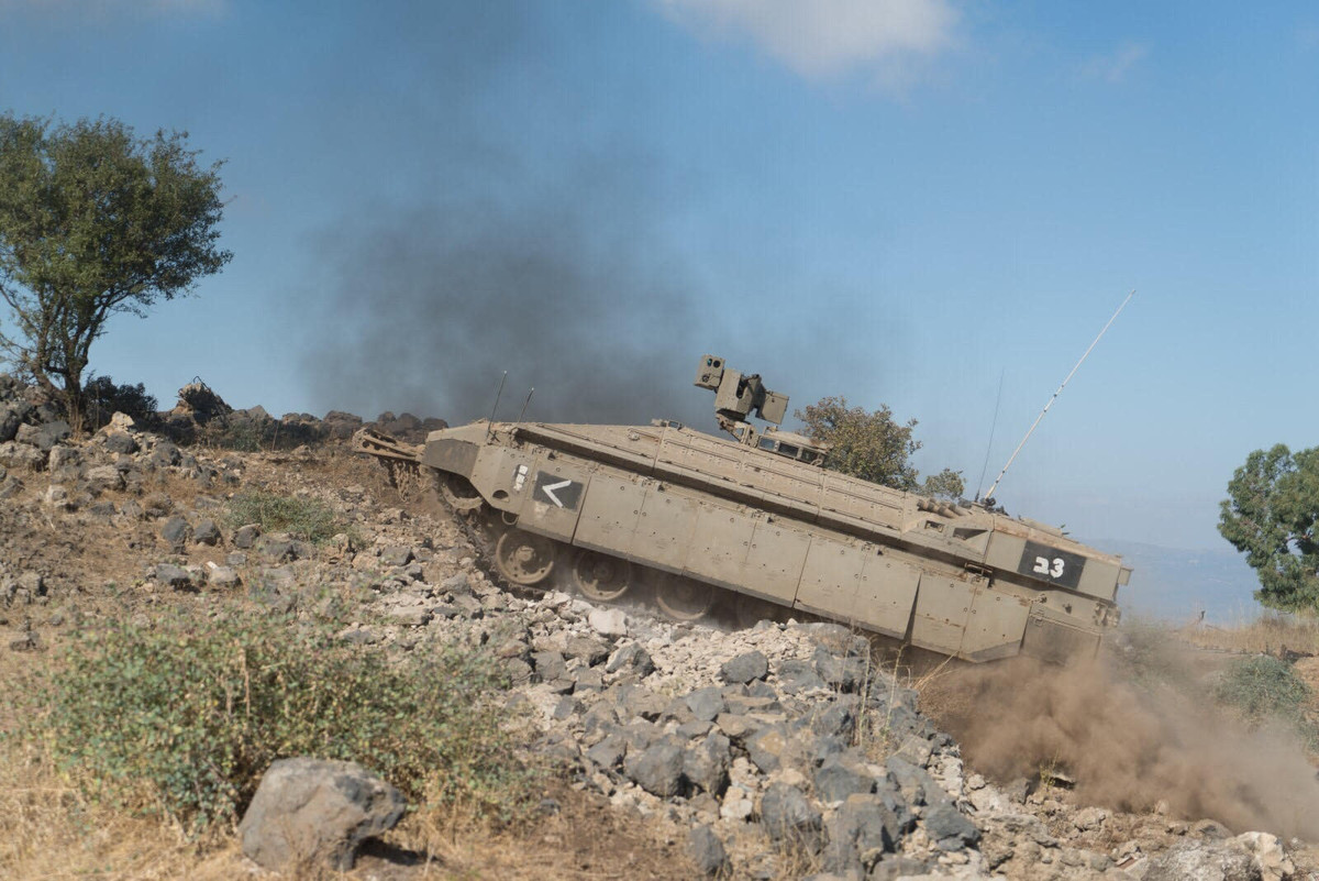 Mặc dù có tỷ số sức kéo khá thấp, chỉ khoảng 20 sức ngựa mỗi tấn nhưng phương tiện này lại có khả năng vượt địa hình khá tốt nhờ vào hai cặp xích có tiết diện lớn và trọng tâm xe được dàn đều. Thêm vào đó, việc đặt động cơ ở phía trước xe cũng cho phép nó vượt địa hình tốt hơn mà không sợ bị lún. Nguồn ảnh: IDF.