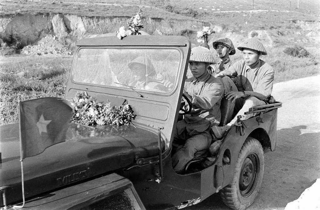 Đại diện của Quân đội Nhân dân Việt Nam tiếp quản sân bay Kiến An, Hải Phòng. Vào thời Pháp, thành phố Hải Phòng là một đơn vị hành chính riêng biệt bao gồm nội thành và một phần ngoại ô còn Kiến An là một tỉnh lớn độc lập. Tới những năm 60 Kiến An mới được sáp nhập với Hải Phòng. Nguồn ảnh: Flickr.