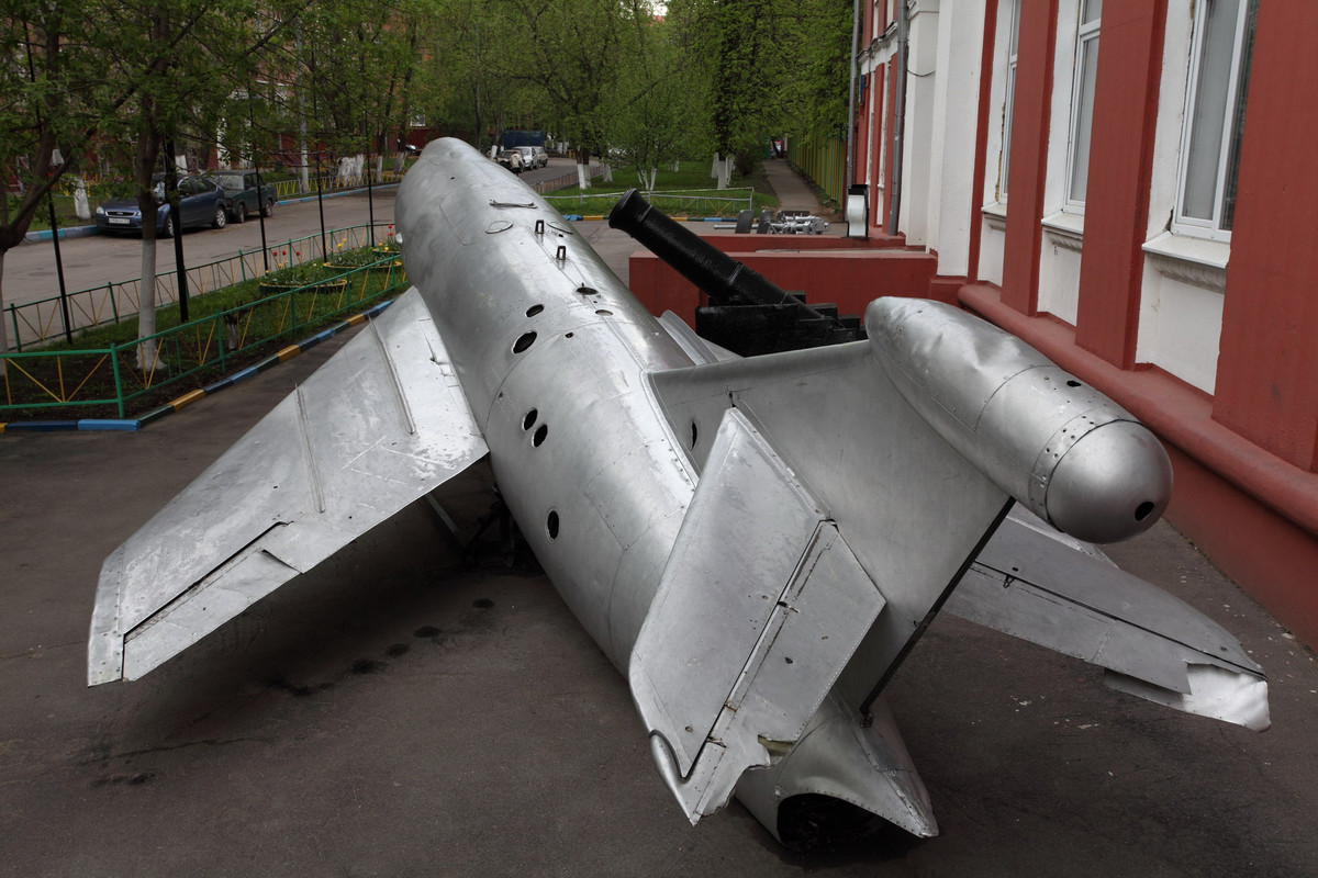 Nếu không tính cơ cấu phóng trên mặt đất, việc phóng KS-1 Komet từ trên không chỉ có thể được thực hiện duy nhất bởi hai loại máy bay kể trên. Mặc dù nằm trong biên chế Không quân Liên Xô từ năm 1953 tới năm 1969 nhưng trong suốt thời gian đó, KS-1 không được nâng cấp thêm tính năng phóng từ các loại máy bay khác. Nguồn ảnh:Wiki.