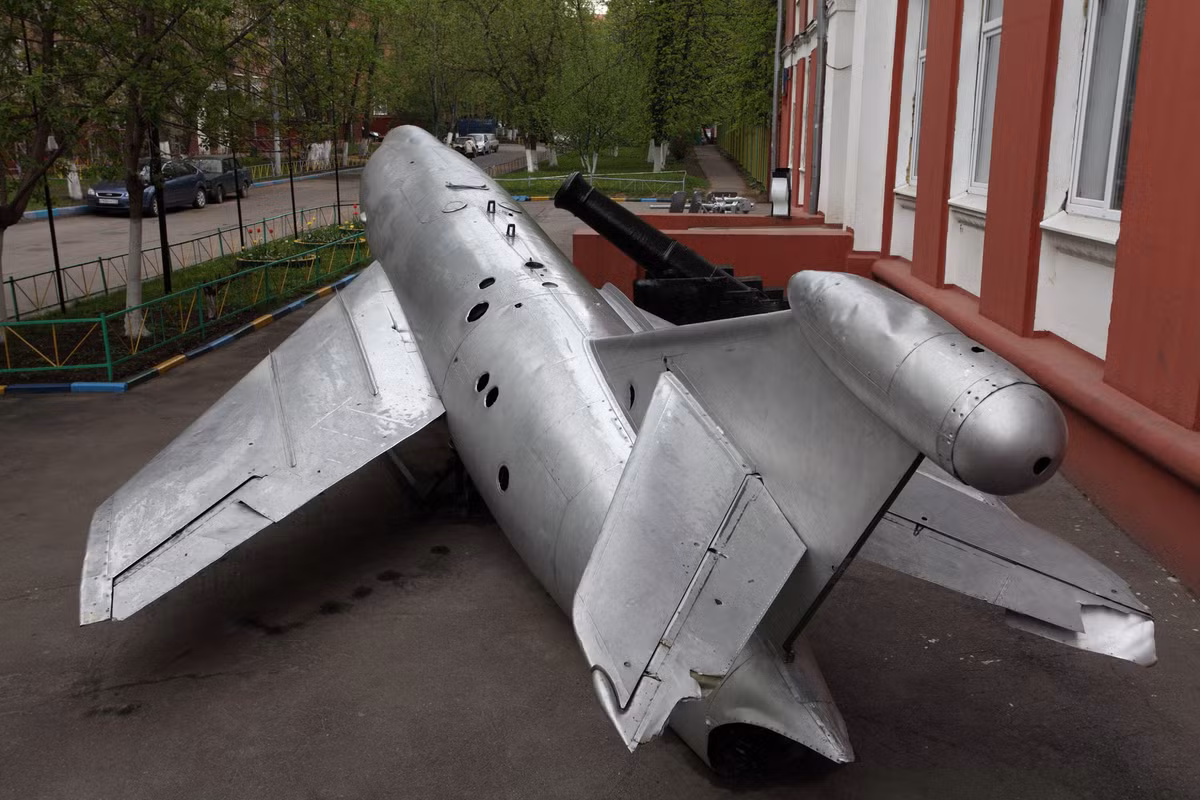 Nếu không tính cơ cấu phóng trên mặt đất, việc phóng KS-1 Komet từ trên không chỉ có thể được thực hiện duy nhất bởi hai loại máy bay kể trên. Mặc dù nằm trong biên chế Không quân Liên Xô từ năm 1953 tới năm 1969 nhưng trong suốt thời gian đó, KS-1 không được nâng cấp thêm tính năng phóng từ các loại máy bay khác. Nguồn ảnh:Wiki.