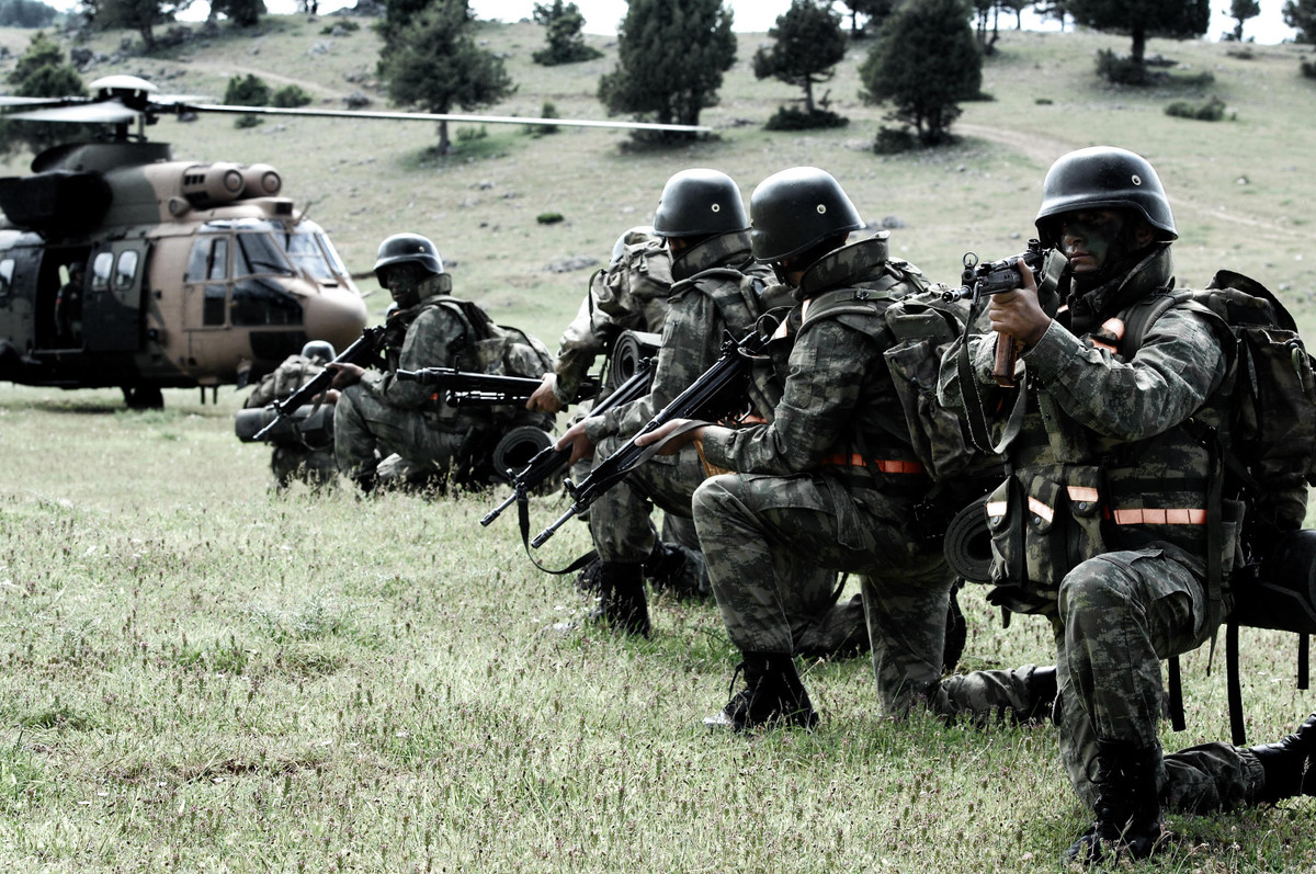 Với ngân sách quốc phòng hơn 20 tỷ USD mỗi năm và nằm trong khối quân sự Bắc Đại Tây Dương, Thổ Nhĩ Kỳ có một lực lượng quân đội hùng hậu, sở hữu một lượng lớn khí tài hiện đại và được chuyển giao cực kỳ nhiều công nghệ tiên tiến, cho phép họ tự chế tạo được xe tăng, trực thăng, tên lửa,... Nguồn ảnh: News.