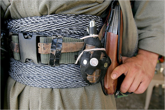 Người dân Nga sống ở khu vực hẻo lánh thậm chí còn có quyền sở hữu cả lựu đạn. Đây là những thứ vũ khí rất quan trọng, được họ sử dụng để đi rừng, đối phó với thú hoang và với những tổ chức vũ trang ngoài vòng pháp luật. Như đã nói ở trên, do có lãnh thổ quá lớn, cơ quan chức năng của Nga khó có thể có mặt ngay lập tức khi công dân của họ bị tấn công, chưa kể tới việc nhiều vùng ở Nga hoàn toàn không có sóng điện thoại để có thể gọi được cứu hộ. Nguồn ảnh: News.