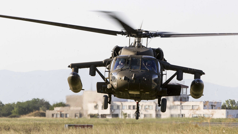 Hiện tại, UH-60 phiên bản quân sự đang hoạt động ở hơn 10 quốc gia khác nhau và phiên bản dân sự đã có mặt ở khoảng 5 quốc gia trên thế giới. Các trực thăng UH-60 còn nổi tiếng về khả năng dễ điều khiển, có thể hoạt động tốt trong điều kiện thời tiết khắc nghiệt và là một trong số ít những loại trực thăng có thể được sử dụng trong cứu hộ khi biển động. Nguồn ảnh: Military.