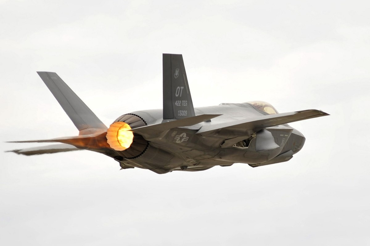 Việc mang theo hệ thống phản xạ radar này cũng là cách để F-35 tự bảo vệ tính năng tàng hình của mình vì khi này, các dữ liệu sóng mà F-35 phát ra trong lúc bay sẽ là các sóng khi nó "không tàng hình", tránh tình trạng đối phương bắt được các sóng "tàng hình", dẫn tới việc bị bắt bài trong tương lai giống như F-22. Nguồn ảnh: F35.