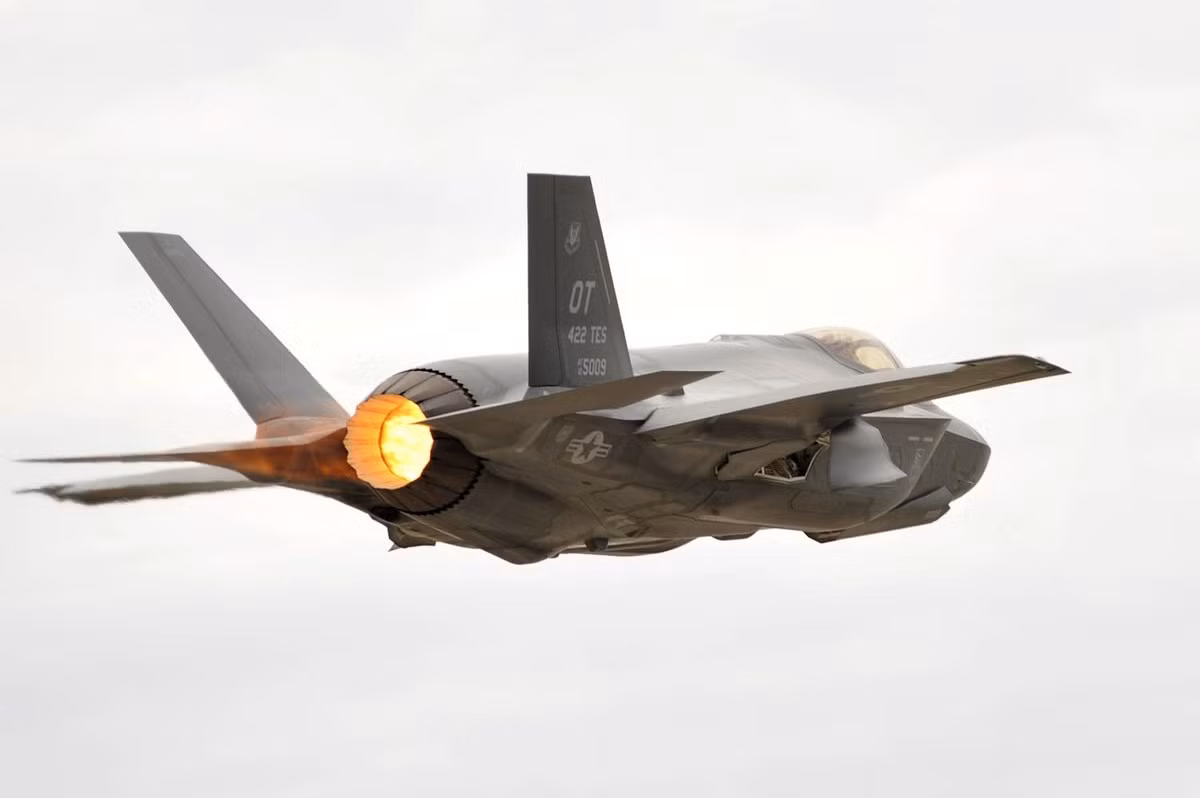 Việc mang theo hệ thống phản xạ radar này cũng là cách để F-35 tự bảo vệ tính năng tàng hình của mình vì khi này, các dữ liệu sóng mà F-35 phát ra trong lúc bay sẽ là các sóng khi nó "không tàng hình", tránh tình trạng đối phương bắt được các sóng "tàng hình", dẫn tới việc bị bắt bài trong tương lai giống như F-22. Nguồn ảnh: F35.