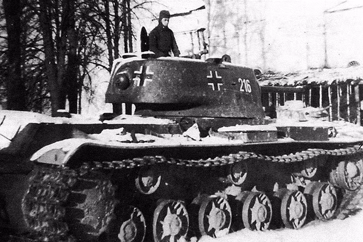 Sư đoàn tăng số 1 của lục quân phát xít Đức sử dụng xe tăng hạng nặng KV-1 của Liên Xô (sau khi đã sơn lại bằng biểu tượng của Đức).