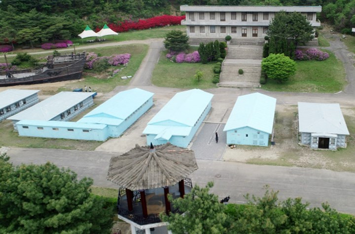 Bản sao của Bàn Môn Điếm ở Namyangju mô phỏng gần như y nguyên bản gốc ở thành phố Paju. Ảnh: Yonhap.