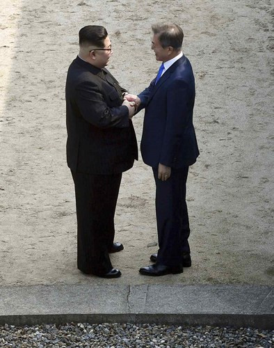 Cử chỉ thân tình của hai nhà lãnh đạo. Ảnh: AP.