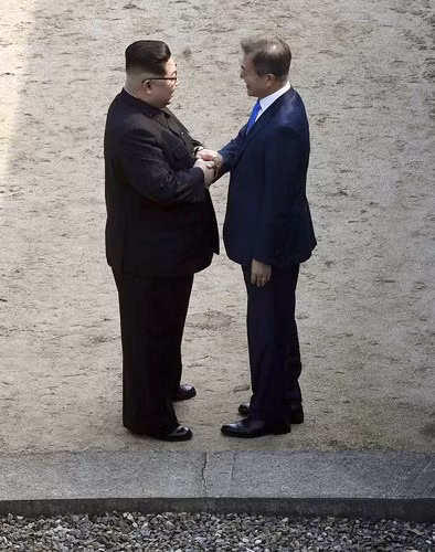 Cử chỉ thân tình của hai nhà lãnh đạo. Ảnh: AP.