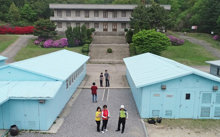 Du khách đến đây với hy vọng có thể tái hiện cái bắt tay lịch sử giữa Nhà lãnh đạo Triều Tiên Kim Jong-un và Tổng thống Hàn Quốc Moon Jae-in. Ảnh: Yonhap.