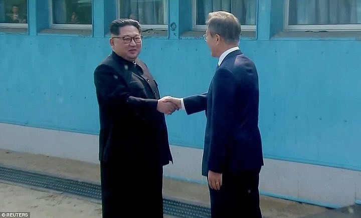 Cái bắt tay lịch sử giữa nhà lãnh đạo Triều Tiên Kim Jong-un (bên trái) và Tổng thống Hàn Quốc Moon Jae-in vào sáng 27/4 tại làng đình chiến Bàn Môn Điếm (Panmunjom).