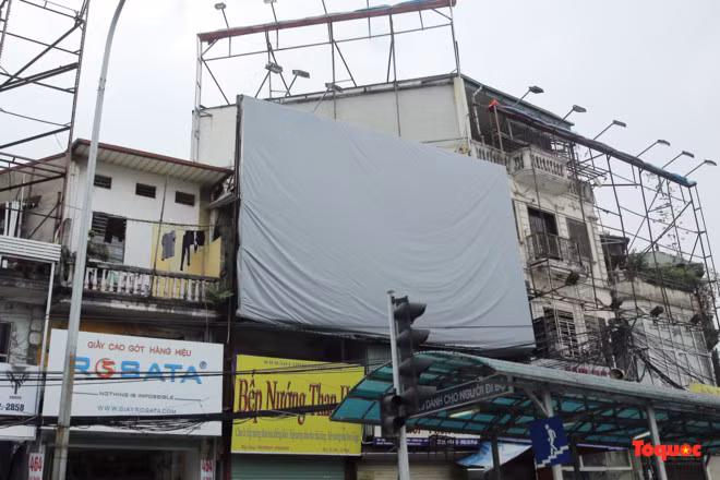 Tình trạng đối phó với đoàn thanh tra vẫn tiếp diễn, khi đoàn kiểm tra tới thì phủ bạt che nội dung trên biển, khi đoàn thanh tra đi lại cuốn bạt lên.