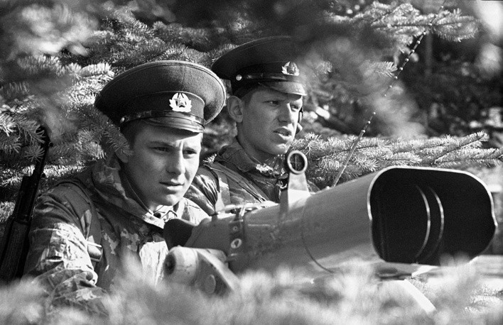 Sử dụng ống nhòm tầm xa để kiểm soát một vùng đường biên rộng lớn. Ảnh chụp năm 1980. Nguồn ảnh: TASS.