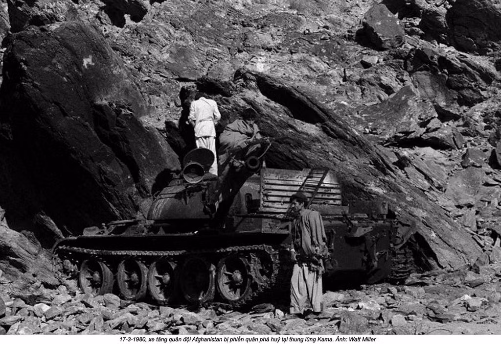 Xe tăng của Liên Xô bị phá hủy tại một khe núi sau cuộc giao tranh với lực lượng Hồi giáo nổi dậy al-Qaeda. Nguồn ảnh: Flickr.