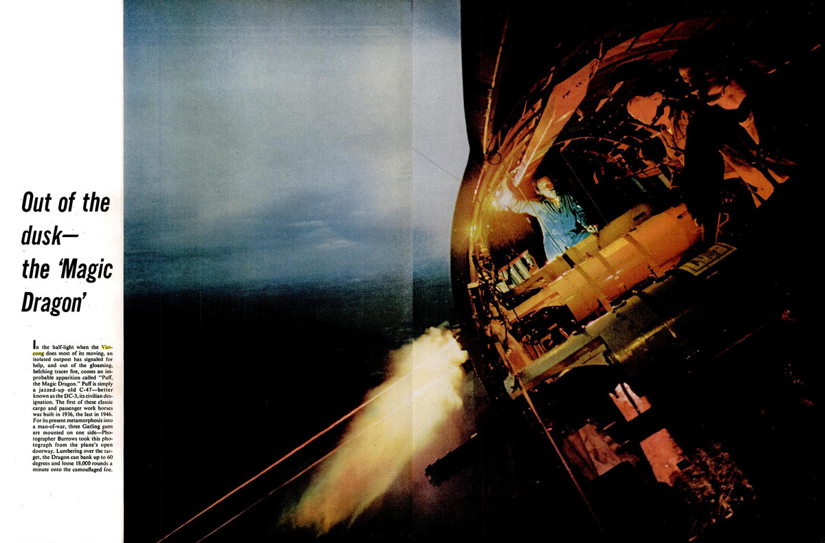Máy bay vận tải C-47 với những khẩu súng máy 6 nòng mang biệt danh "Hỏa Long" được quân đội Mỹ sử dụng để tấn công vào các đoàn xe vận tải của Quân Giải phóng trên đường Trường Sơn. Nguồn ảnh: Life.