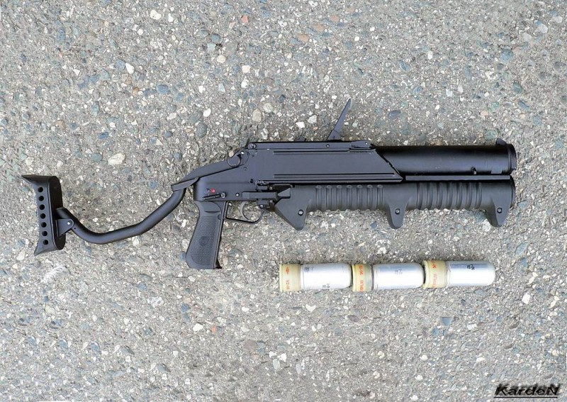 Khi nạp đầy 3 viên đạn vào ổ dự trữ, một viên vào nòng sẵn, khẩu súng phóng lựu này sẽ có trọng lượng tối đa 5,8 kg. Súng có chiều dài 810mm khi mở báng và báng có thể gập lại, thu gọn chiều dài súng xuống còn 540mm. Nguồn ảnh: Karde.