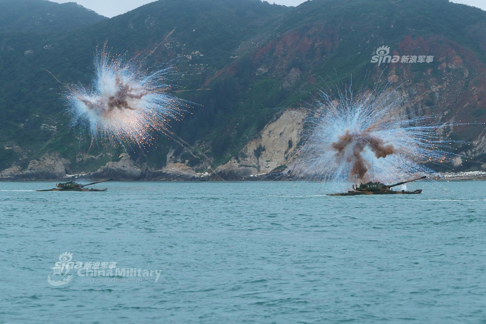 Các xe lội nước Type 63A cũng được trang bị ống phóng lựu đạn, cho phép nó tạo ra những bức màn khói ngụy trang khỏi các tên lửa chống tăng của đối phương khi tiếp cận bờ biển. Nguồn ảnh: Sina.