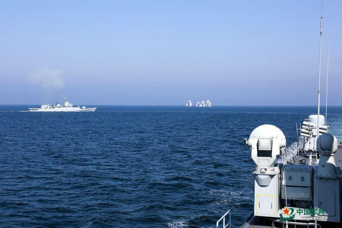 Các tàu tham gia tập trận khai hỏa tấn công mục tiêu giả định. Nguồn ảnh: China81.