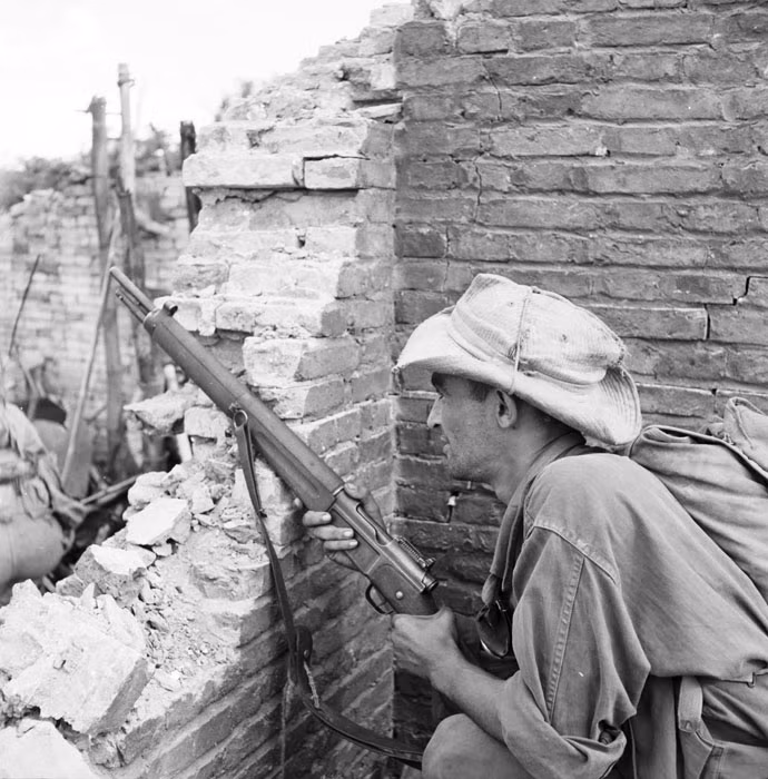 Sử dụng cỡ đạn 7,5x54mm, khẩu súng trường MAS 36 của Pháp là loại súng trường lên đạn từng viên, nặng 3,72 kg, dài 1020 mm và có chiều dài nòng súng 575 mm. Khẩu súng này có sơ tốc đầu đạn 850 mét/giây, tầm bắn hiệu quả lên tới 400 mét. Nguồn ảnh: France.