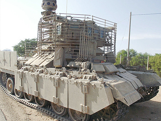 Khu vực "chòi canh" của Nagmachon này cũng được bố trí rất nhiều ô cửa kính chống đạn xung quanh, đảm bảo kíp chiến đấu bên trong sẽ có tầm nhìn bao quát nhất quanh vị trí của xe mà không cần xoay tháp hay di chuyển cả chiếc xe chiến đấu bộ binh này. Nguồn ảnh: Wiki.