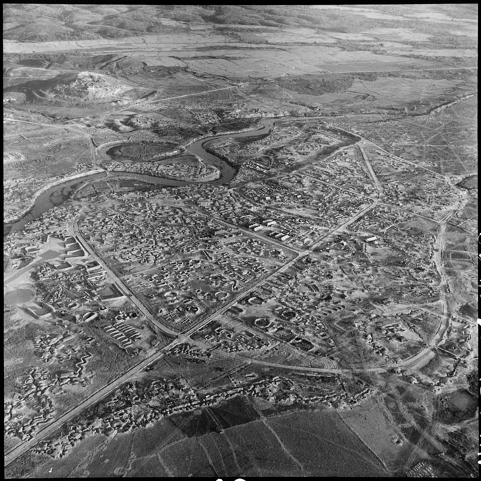 Tập đoàn Căn cứ Điện Biên Phủ nhìn từ trên cao, phía bên cạnh là con sông Nậm Rốn. Nguồn ảnh: ECPA.