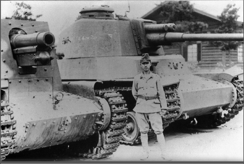 Pháo tự hành Type 4 Ho-Ro bên trái, phía bên phải là một xe tăng hạng nặng lớp Chi-to do Nhật Bản tự nghiên cứu và chế tạo dựa trên ý tưởng xe tăng hạng nặng Tiger của Đức. Nguồn ảnh: Tube.