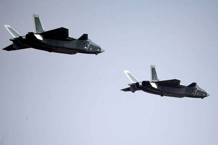 Trước đó, Trung Quốc đã đặt J-20 vào tình trạng "sẵn sàng chiến đấu" từ tháng 2 vừa rồi. Đầu tháng này, Bắc Kinh đã tuyên bố J-20 đã vượt mọi yêu cầu tiêu chuẩn để bay biển. Tuy nhiên, điều đáng quan tâm nhất đó là J-20 hiện đang sử dụng động cơ WS-15 đời mới hay động cơ WS-10G đời cũ thì vẫn chưa có thông tin xác nhận. Nguồn ảnh: Chinamilitary.