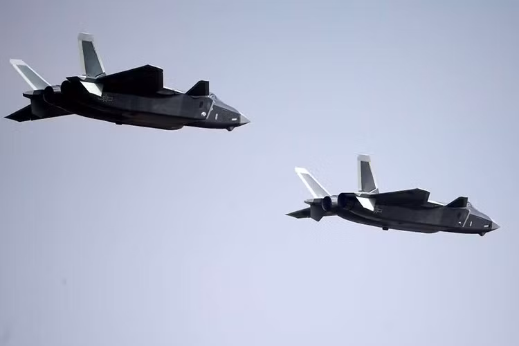 Trước đó, Trung Quốc đã đặt J-20 vào tình trạng "sẵn sàng chiến đấu" từ tháng 2 vừa rồi. Đầu tháng này, Bắc Kinh đã tuyên bố J-20 đã vượt mọi yêu cầu tiêu chuẩn để bay biển. Tuy nhiên, điều đáng quan tâm nhất đó là J-20 hiện đang sử dụng động cơ WS-15 đời mới hay động cơ WS-10G đời cũ thì vẫn chưa có thông tin xác nhận. Nguồn ảnh: Chinamilitary.