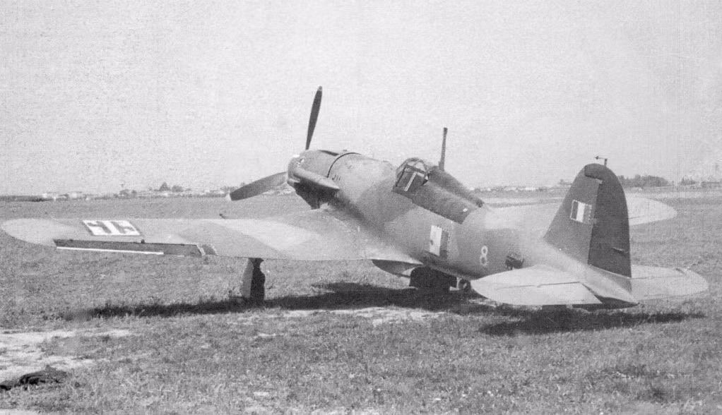 Về trang bị vũ khí, Fiat G.55 phiên bản đầu tiên có trang bị 1 khẩu pháo 20mm Mauser MG 151/20 được gắn trước mũi động cơ với cơ số đạn 200 viên kèm theo đó là 4 khẩu súng máy 12,7mm được gắn chia đều hai bên cánh cùng cơ số đạn 300 viên mỗi khẩu. Nguồn ảnh: WW2.