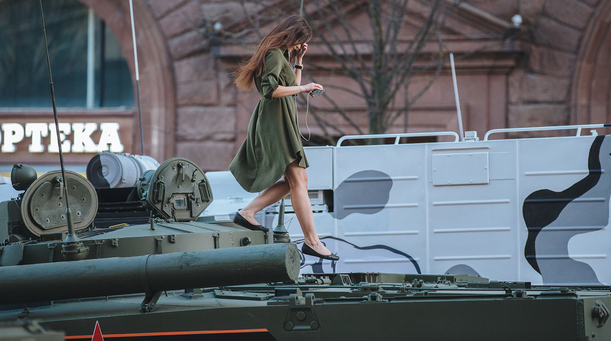 Ngay lúc này tại Quảng Trường Đỏ và Moscow, người dân Nga đang rất thích thú với dàn thiết giáp cực khủng được quân đội nước này mang tới đây nhằm chuẩn bị cho lễ duyệt binh kỷ niệm 73 năm Ngày Chiến Thắng phát xít. Nguồn ảnh: Gazeta.