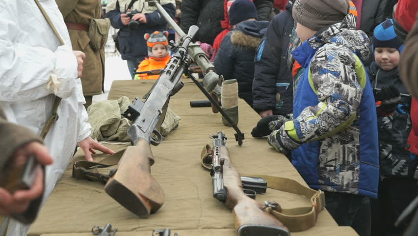 Giấy phép sử dụng súng ở Nga bao trùm lên các lĩnh vực bao gồm tự vệ, săn bắn và bắn súng thể thao. Tuy nhiên, loại giấy phép này chỉ giới hạn người dân được sử dụng súng có nòng trơn và viên đạn khi bắn ra khỏi nòng súng có động năng không quá 25 Jun (theo công bố của nhà sản xuất). Nguồn ảnh: History.