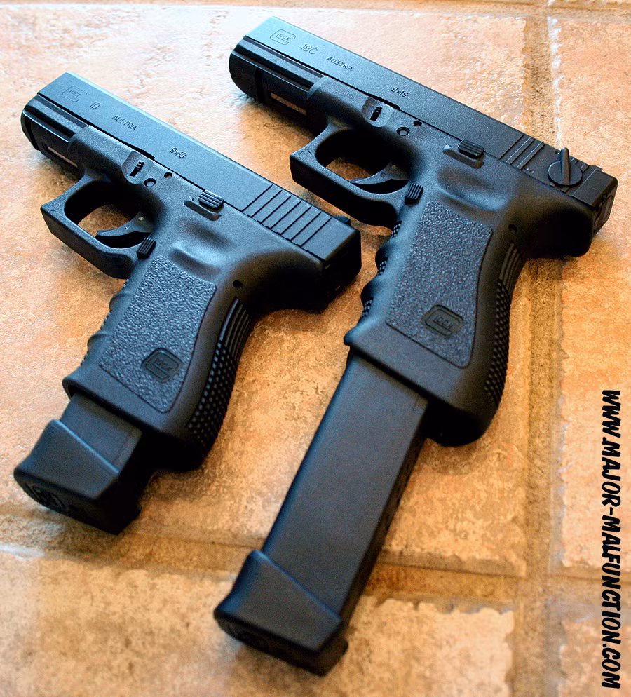 Khẩu súng này có trọng lượng cực nhẹ, chỉ khoảng 630 gram khi không mang đạn. Để đạt được trọng lượng nhẹ tới như vậy, hãng sản xuất đã phải sử dụng tới 80% vật liệu cấu tạo súng là nhựa composite và các hợp kim siêu nhẹ khác. Chỉ duy nhất phần nòng súng và cơ cấu bắn được làm bằng kim loại. Nguồn ảnh: Major.