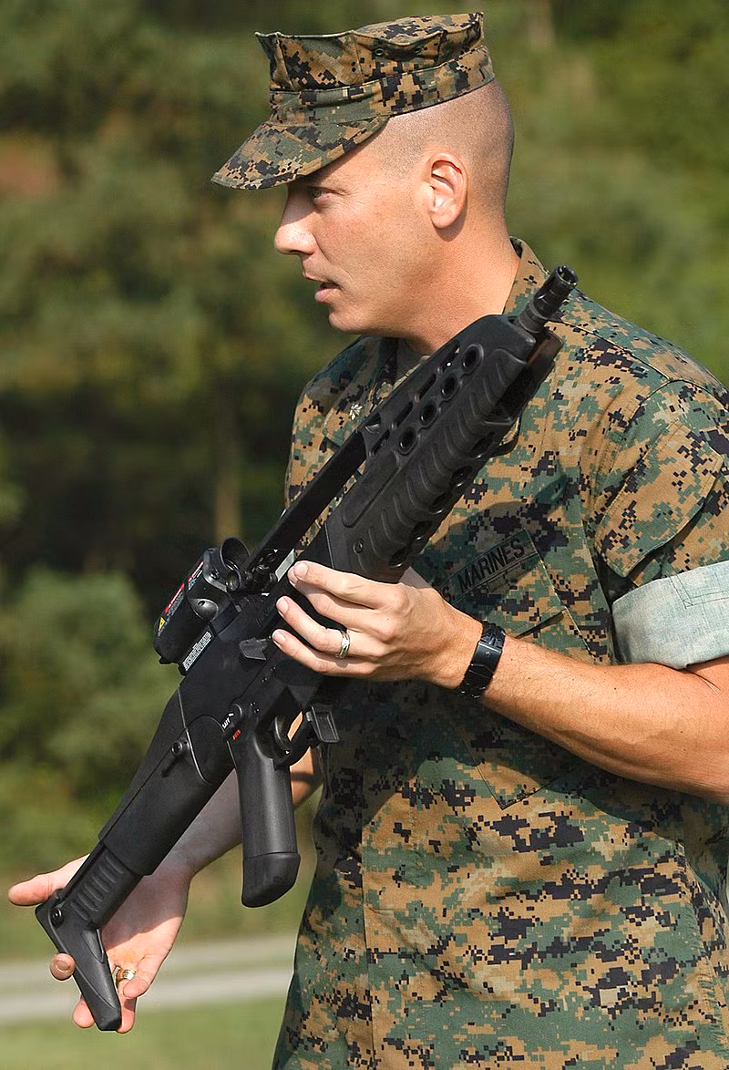 Sử dụng cỡ đạn 5,56x45mm chuẩn NATO, khẩu súng này có cơ chế bắn trích khí đầu nòng và khóa nòng xoay. Hạn chế đầu tiên của XM8 đó là nó có tốc độ bắn không cao, chỉ 750 viên/phút. Nguồn ảnh: USarmy.