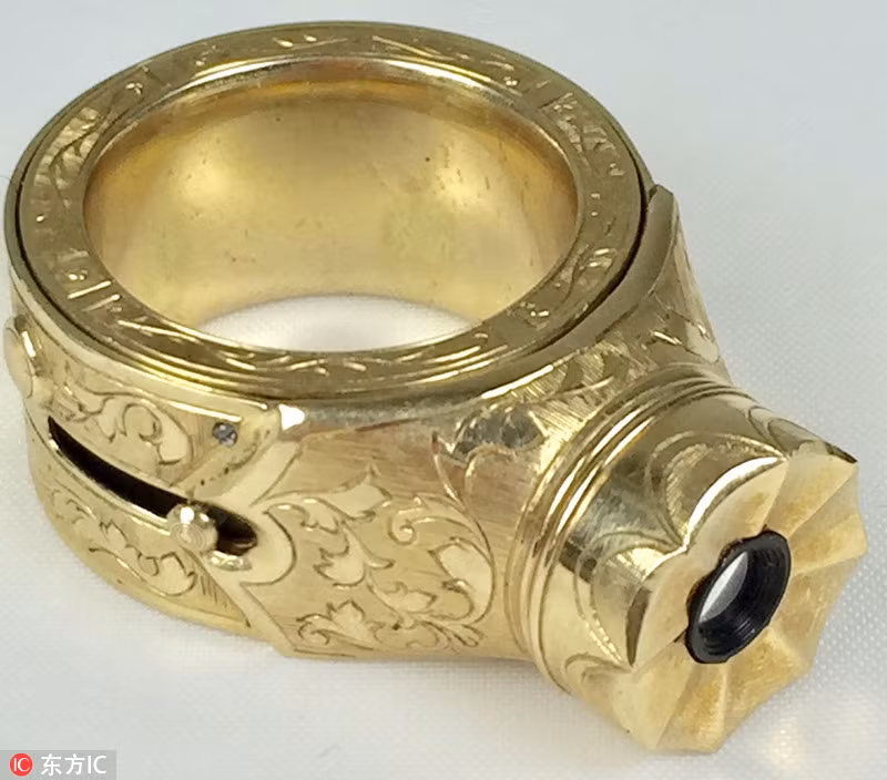 Bên hông của chiếc nhẫn sẽ có một công tắc, người điệp viên có thể sử dụng ngón cạnh ngón đeo nhẫn để kích hoạt công tắc chụp ảnh này một cách bí mật và dễ dàng. Nguồn ảnh: Sina.