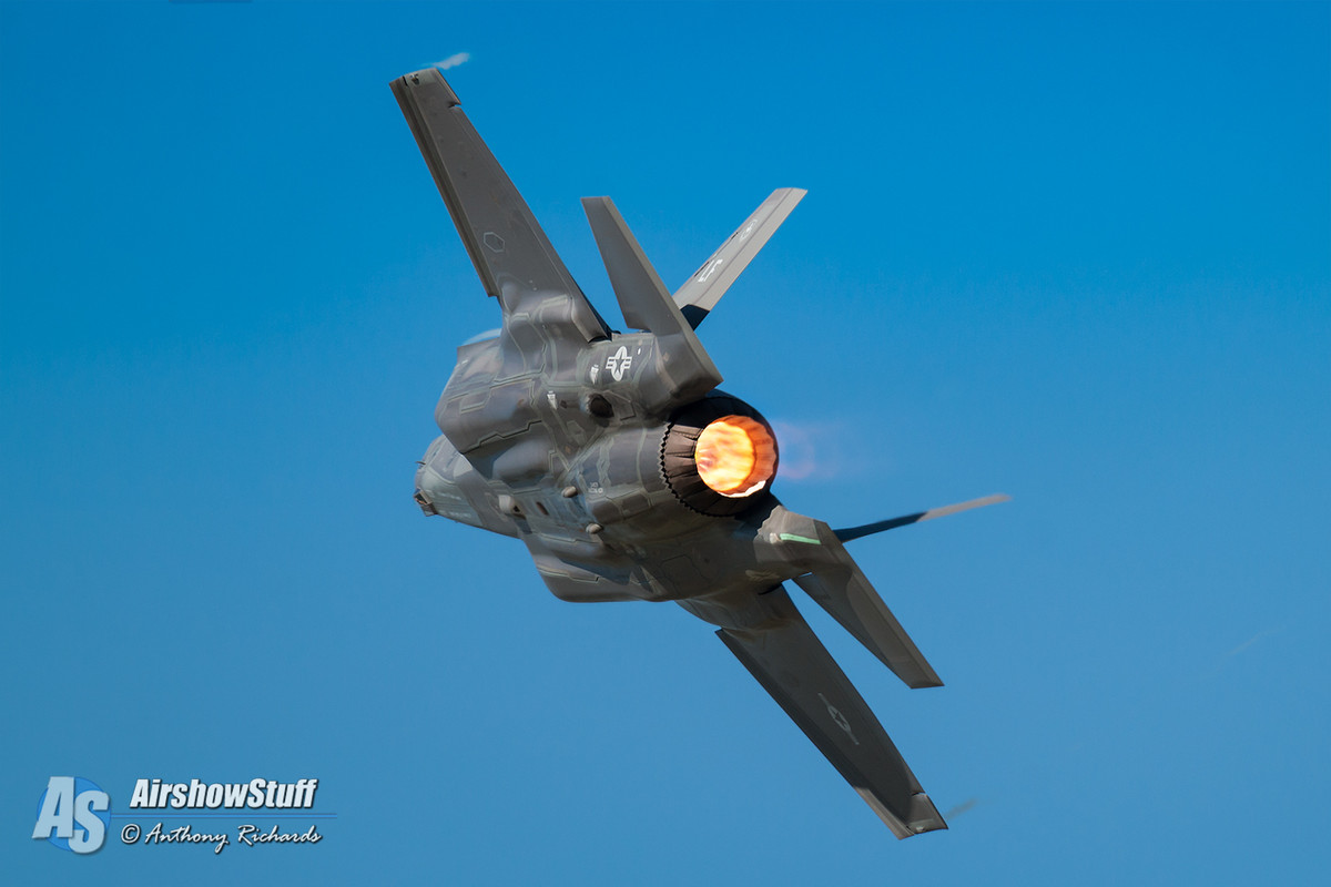 Cụ thể, tờ Popularmachenic đã cho rằng, F-35 chỉ có tỷ lệ tai nạn là 1 (hoặc 2) vụ trên tổng số 100.000 giờ bay, trong khi đó với F-15 là 2,36 vụ, F-22 là 5,49 vụ và AV-8B là 11,44 vụ trên tổng số 100.000 giờ bay. Nhiều ý kiến khác cho rằng F-35 có thể đạt được con số trên là do tần suất hoạt động quá thấp của nó so với các dòng chiến đấu cơ khác. Nguồn ảnh: Airshowstuff.