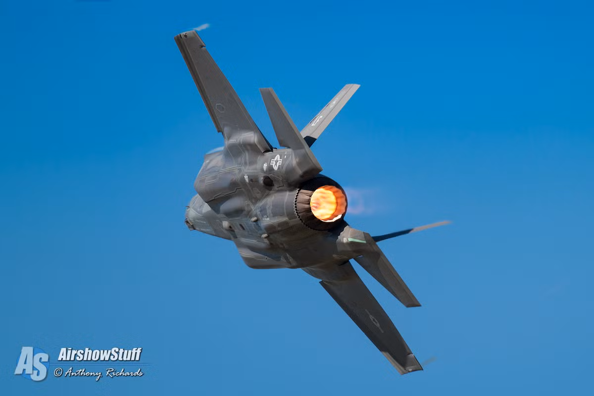 Cụ thể, tờ Popularmachenic đã cho rằng, F-35 chỉ có tỷ lệ tai nạn là 1 (hoặc 2) vụ trên tổng số 100.000 giờ bay, trong khi đó với F-15 là 2,36 vụ, F-22 là 5,49 vụ và AV-8B là 11,44 vụ trên tổng số 100.000 giờ bay. Nhiều ý kiến khác cho rằng F-35 có thể đạt được con số trên là do tần suất hoạt động quá thấp của nó so với các dòng chiến đấu cơ khác. Nguồn ảnh: Airshowstuff.