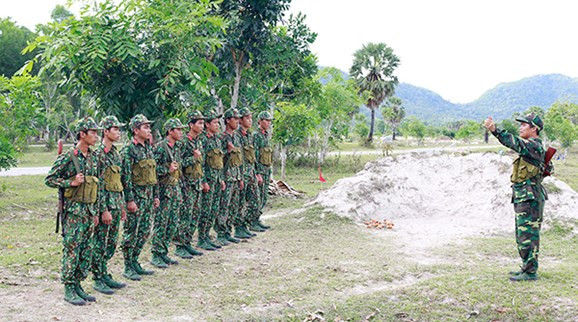 Từ khuôn viên đơn vị tới thao trường, không khí huấn luyện và chuẩn bị đều rất nghiêm túc. Trong ảnh: Chiến sĩ mới luyện tập ném lựu đạn, một nội dung trong các khoa mục kiểm tra "Ba tiếng nổ".