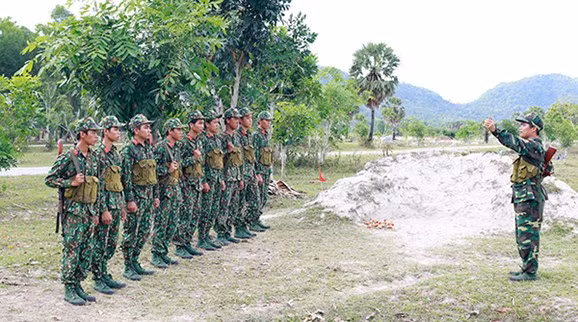 Từ khuôn viên đơn vị tới thao trường, không khí huấn luyện và chuẩn bị đều rất nghiêm túc. Trong ảnh: Chiến sĩ mới luyện tập ném lựu đạn, một nội dung trong các khoa mục kiểm tra "Ba tiếng nổ".
