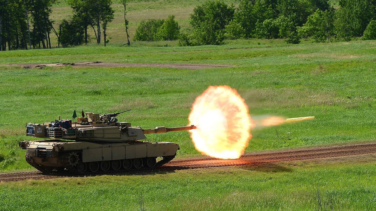 Phiên bản xe tăng chủ lực chiến trường M1A2 Abrams được sản xuất hàng loạt từ năm 1986 và bắt đầu được đưa vào biên chế chính thức từ năm 1992. Đây là phiên bản được nâng cấp đáng kể về hiệu suất chiến đấu khi nó có thể tấn công cùng lúc hai mục tiêu mà chỉ cần nhận diện mục tiêu một lần duy nhất. Nguồn ảnh: News.