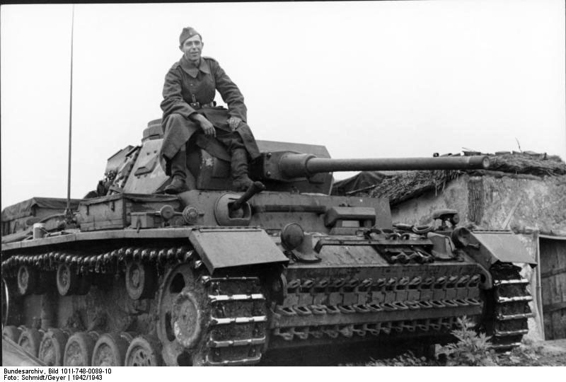 Về mặt hỏa lực, Panzer III tùy từng phiên bản sẽ được trang bị pháo 3,7cm; 5cm hoặc 7,5cm. Các phiên bản của Panzer III đều được trang bị từ 2 tới 3 súng máy MG34 cỡ nòng 7,92mm. Nguồn ảnh: Muse.