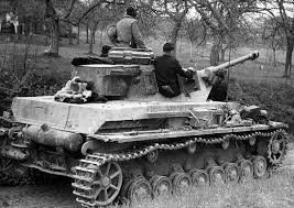 Sử dụng động cơ chạy xăng, Panzer IV có thể đạt tốc độ tối đa lên tới 42 km/h khi di chuyển trên địa hình tốt và tối đa khoảng 16 km/h khi vượt địa hình. Đây cũng chính là chiếc xe tăng hạng trung được coi là hiện đại và hiệu quả bậc nhất trong Chiến tranh Thế giới thứ 2của Đức quốc xã. Nguồn ảnh: Mark.