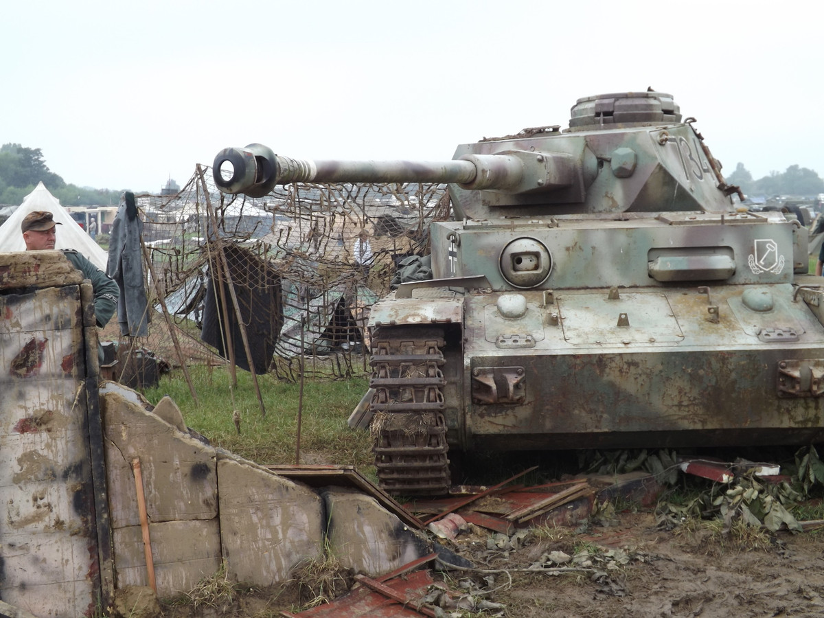 Điều đáng tiếc là cỡ nòng 7,5cm trên xe tăng Panzer IV là không đủ để đục xuyên qua giáp trước của xe tăng hạng nặng KV-1 của Liên Xô. Đây cũng chính là một trong những lý do mà Đức quốc xã phát triển dòng xe tăng Tiger để mang được pháo 8,8 cm nhằm đối đầu với tăng hạng nặng của Liên Xô. Đáng tiếc là hướng đi của Berlin đã sai lầm và các dòng xe tăng hạng nặng được Đức phát triển trong Chiến tranh gần như không đạt được hiệu quả như mong muốn trên chiến trường. Nguồn ảnh: Pinterest.