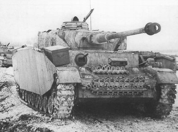 Tiếp theo đó là Panzer IV, được thiết kế bởi tập đoàn công nghiệp nặng Krupp mà ngày nay nổi tiếng với việc thiết kế và chế tạo... thang máy. Panzer IV được ra đời từ năm 1936 và được sản xuất tổng cộng hơn 8500 chiếc trong suốt thời gian diễn ra Chiến tranh Thế giới thứ 2. Nguồn ảnh: WW2HD.
